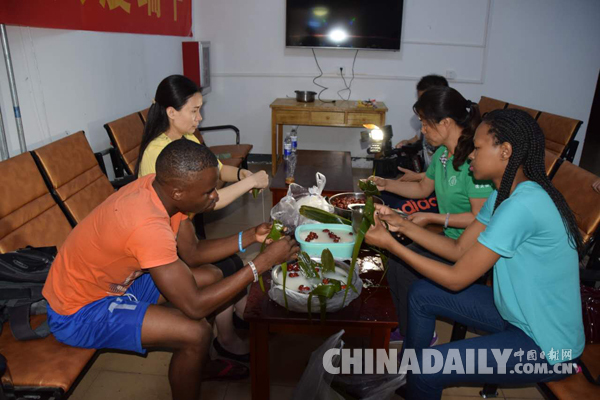 石家莊鐵道大學留學生歡度端午 感受中國傳統(tǒng)文化