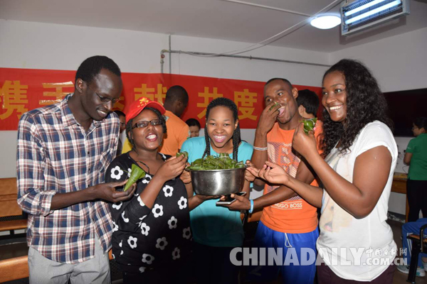 石家莊鐵道大學留學生歡度端午 感受中國傳統(tǒng)文化