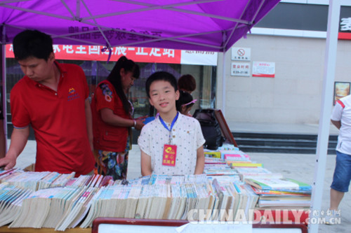 救扶車禍少年幫幫團(tuán)在石家莊公益義賣(mài)籌善款