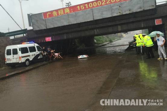 邯鄲武安交警迎戰(zhàn)暴雨力保平安