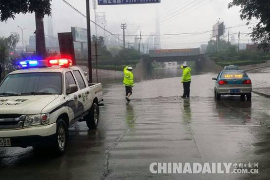 邯鄲武安交警迎戰(zhàn)暴雨力保平安