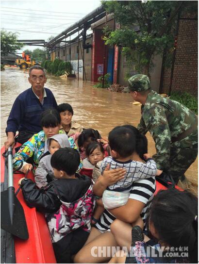 河北邢臺官兵暴雨中奮戰(zhàn)10余小時 轉移受災群眾2000余人