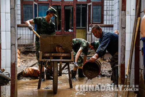 武警河北總隊(duì)：洪水退卻 這里仍然是“戰(zhàn)場”
