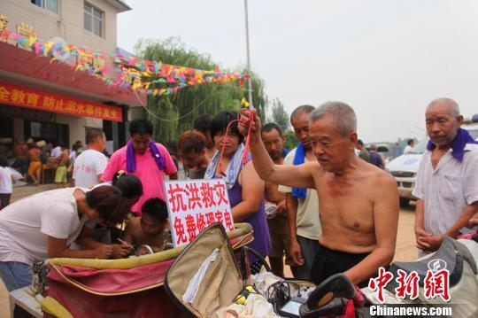 保定66歲老人邢臺災(zāi)區(qū)義務(wù)修電器 曾21次參加救災(zāi)