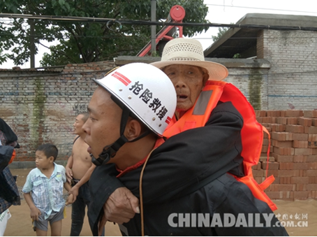 邢臺開發(fā)區(qū)遇洪災(zāi)千名群眾被困 消防挺進一線抗洪救險