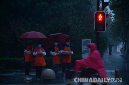 河北廊坊：大雨之下的免費(fèi)粥 溫暖一座城