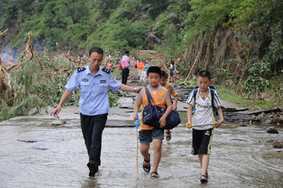 河南西峽縣：狂風(fēng)暴雨中107位游客一個都不少