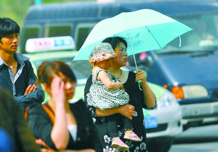河南出現(xiàn)35.9℃罕見(jiàn)高溫天氣（圖）　