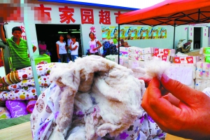 開學(xué)時(shí)節(jié)大學(xué)校園內(nèi)外，“黑心棉”扎堆熱賣