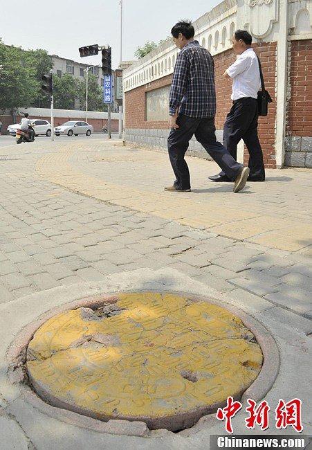 鄭州現(xiàn)“竹篾井蓋” 市民擔(dān)心命懸黑洞