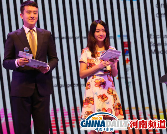 “趙默笙”演講賽當(dāng)主持 粉絲后臺(tái)圍堵求合影
