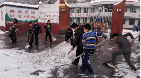 熱火朝天掃積雪，齊心協(xié)力搞安全——臺頭小學(xué)清掃積雪