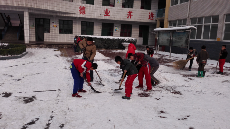 熱火朝天掃積雪，齊心協(xié)力搞安全——臺頭小學(xué)清掃積雪