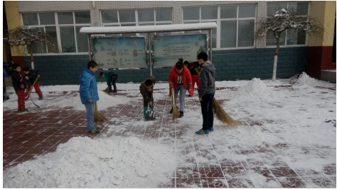 熱火朝天掃積雪，齊心協(xié)力搞安全——臺頭小學(xué)清掃積雪