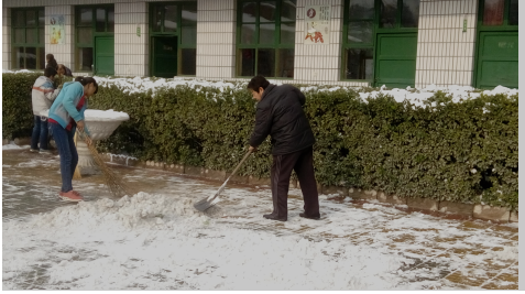 熱火朝天掃積雪，齊心協(xié)力搞安全——臺頭小學(xué)清掃積雪