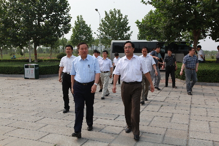 水利部副部長胡四一率隊到華北水利水電學(xué)院視察