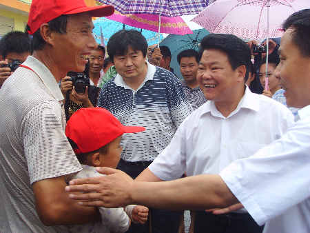 南陽(yáng)社旗：風(fēng)雨中迎來(lái)今年首批854名移民