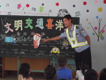 開學(xué)的第一天民警把交通安全課送進(jìn)校園