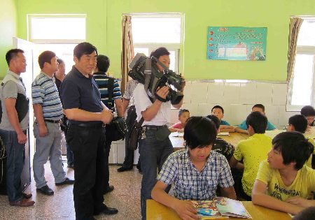 平頂山市：關(guān)注貧困地區(qū)兒童 將愛心進(jìn)行到底