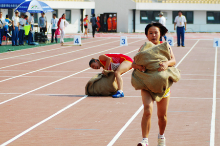 七屆農(nóng)運(yùn)會田徑比賽 趣味性體現(xiàn)農(nóng)民特色（組圖）