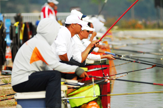 第七屆全國(guó)農(nóng)運(yùn)會(huì)釣魚(yú)比賽激烈進(jìn)行
