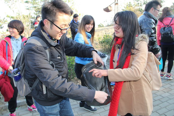 信陽師范學(xué)院音樂學(xué)院開展黨員環(huán)保社會(huì)實(shí)踐活動(dòng)