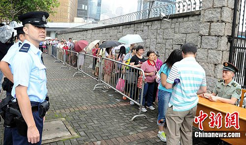 香港市民冒雨領(lǐng)取“愛在香港”慶回歸15周年晚會(huì)門票