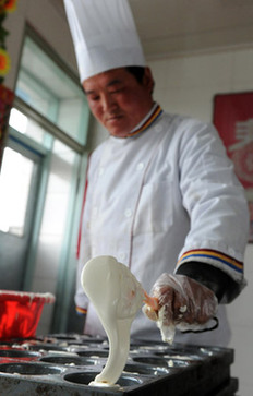糕點(diǎn)師傅獨(dú)臂創(chuàng)造幸福生活