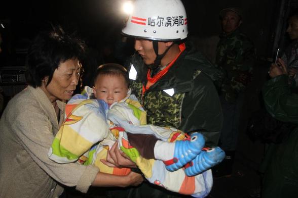哈爾濱遭遇暴雨襲擊 消防官兵營(yíng)救近百名被困群眾
