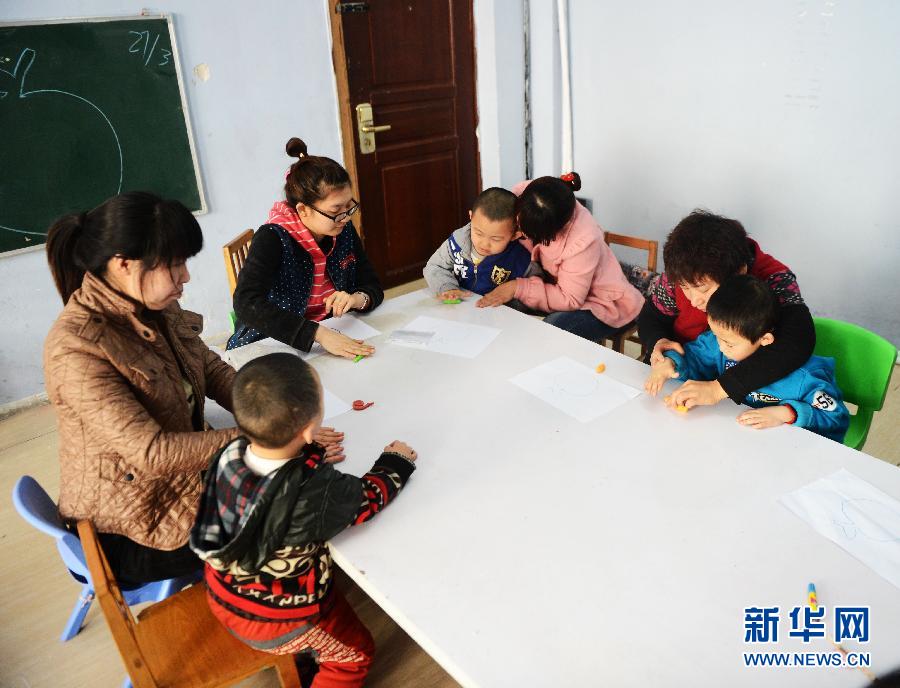 殘疾母親托起自閉癥兒子成長(zhǎng)的希望