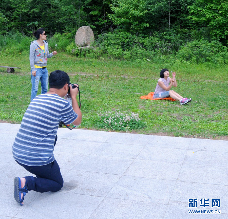 伊春森林節(jié)吸引數(shù)萬(wàn)游客來(lái)林都“吸氧”