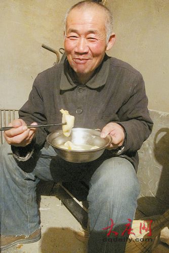 為孫輩離家打拼 六旬老人已三個春節(jié)未回家(圖)