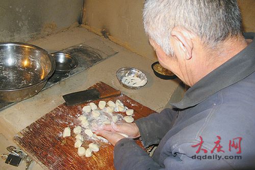 為孫輩離家打拼 六旬老人已三個(gè)春節(jié)未回家(圖)