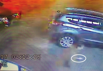 竊賊半夜繞車砸了近半個點 破窗盜走一萬元現(xiàn)金