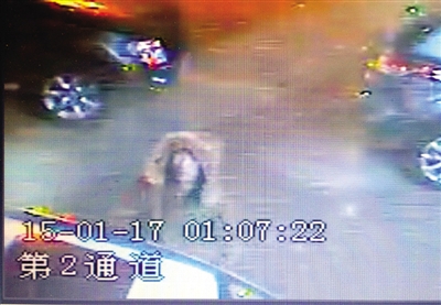 竊賊半夜繞車砸了近半個點 破窗盜走一萬元現(xiàn)金