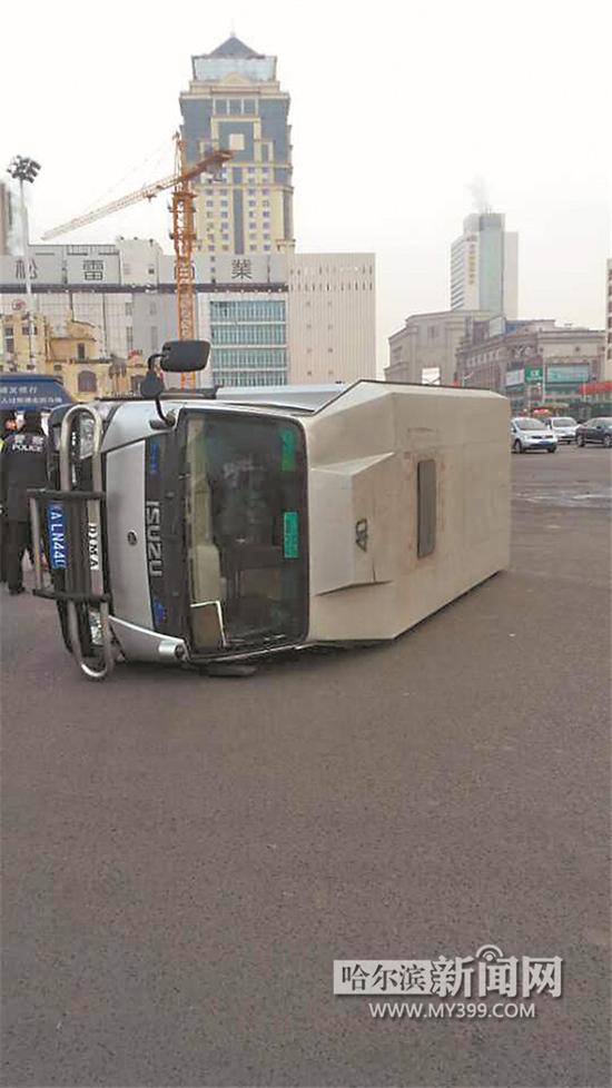 哈爾濱博物館轉(zhuǎn)盤道轎車撞翻運(yùn)鈔車 巨款當(dāng)街轉(zhuǎn)運(yùn)(圖)