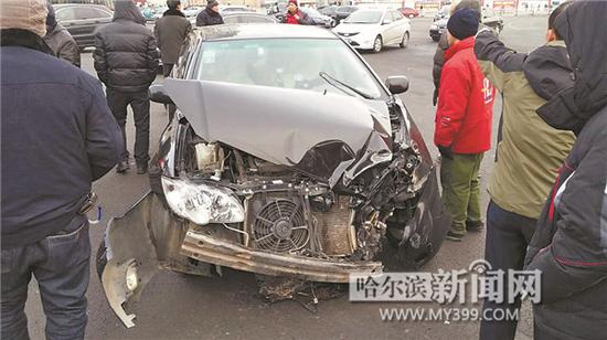 哈爾濱博物館轉(zhuǎn)盤道轎車撞翻運(yùn)鈔車 巨款當(dāng)街轉(zhuǎn)運(yùn)(圖)
