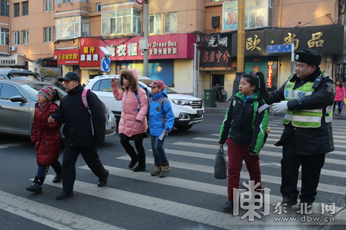 哈爾濱市中小學(xué)開(kāi)學(xué)首日交警全員上崗 高峰車(chē)流增3成