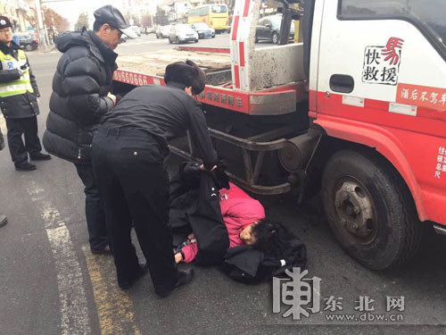 搶險(xiǎn)貨車轉(zhuǎn)彎形成“致命死角” 并行老人險(xiǎn)喪命車輪下
