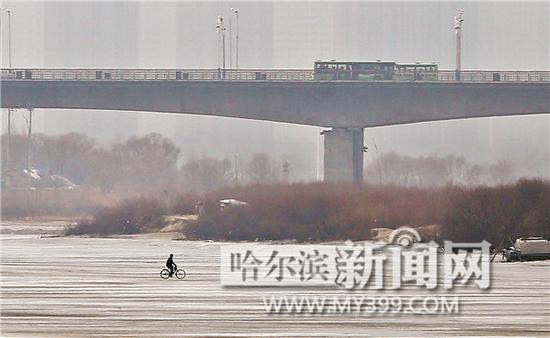 松花江冰層加速融化 涉險(xiǎn)過(guò)江就是玩命(圖)