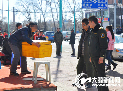 校門口賣盒飯商販很機靈 城管:“我來他就撤，我撤他就上”