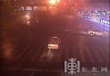 哈爾濱市一女司機(jī)駕駛套牌車連續(xù)闖紅燈 交警夜查被抓現(xiàn)行