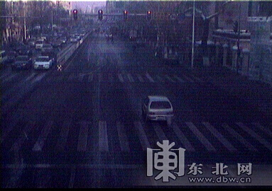 哈爾濱市一女司機(jī)駕駛套牌車連續(xù)闖紅燈 交警夜查被抓現(xiàn)行