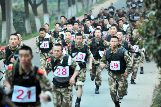 武警湖北總隊開展特戰(zhàn)集訓（圖）