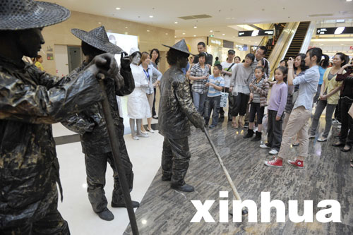 “活體雕塑”展現(xiàn)勞動者風(fēng)采