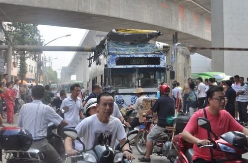 武漢雙層公交撞上限高梁車(chē)頂掀開(kāi) 司機(jī)被拘留