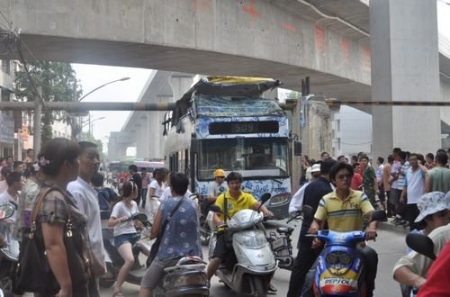 武漢雙層公交撞上限高梁車(chē)頂掀開(kāi) 司機(jī)被拘留