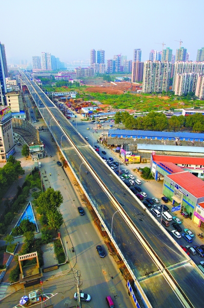 武漢珞獅南路兩高架今日試通行 壕溝堵點(diǎn)成歷史