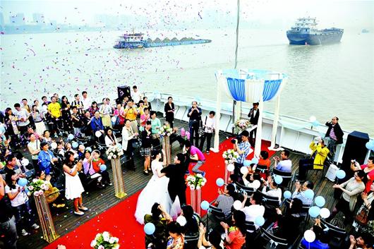 兩江美景難掩客流窘境 武漢游輪轉(zhuǎn)舵搶灘婚慶市場