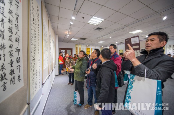 武漢工程科技學(xué)院舉辦書法篆刻作品展